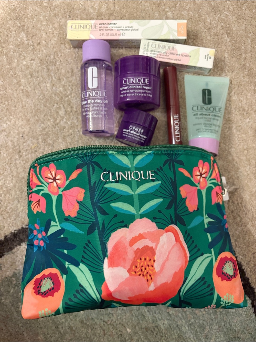 NEW Clinique Bundle ❤️ - Picture 4 of 4
